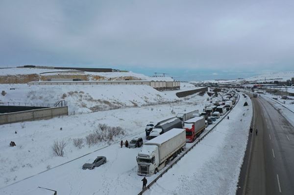 На заснеженной трассе в Турции застряли тысячи транспортных средств